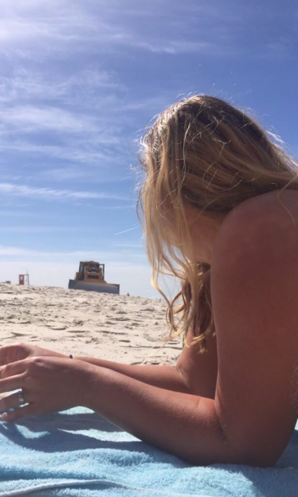 DestineyM22's tweet photo. Just trying to have a nice day at the beach.. https://t.co/jjCUGcKbfy