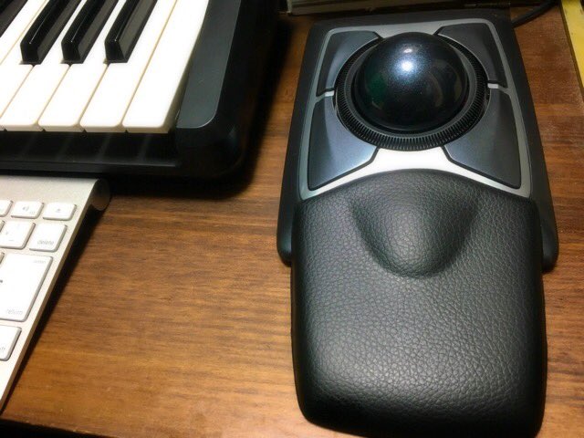 Blhite_RainMan's tweet photo. 先日札幌で購入。
念願のトラックボールのマウス。
これで更に効率良く作業が出来ます。
#LCP_studio #trackmaker #beatmaker #dtm #producer #soundengineer #recordingengineer #hiphop https://t.co/x8RLFdPDGe