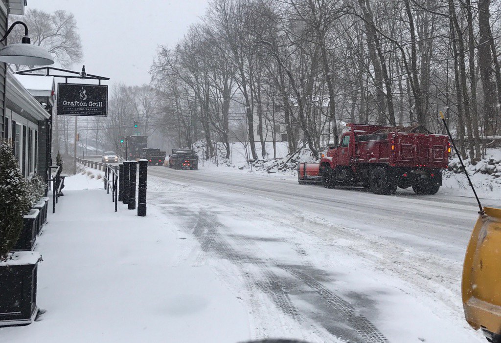 BackyardParadis's tweet photo. @FOX25Shiri @LemanowiczFOX25 about 2" now in Grafton. Snow picking up, crews still not having any trouble keeping up https://t.co/F05cXUsohi