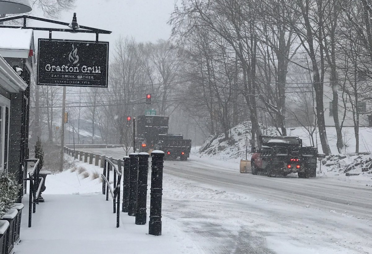 BackyardParadis's tweet photo. @DanielleWBZ4 about 2" now in Grafton. Snow picking up, crews still not having any trouble keeping up https://t.co/Nye8Ia0uSu