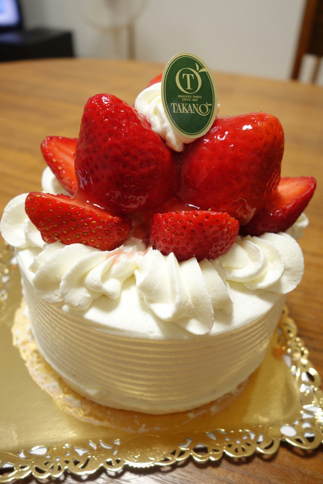 はな W 新宿高野 あまおう苺のホールケーキ プランタンいちごと迷って中にもあまおうが入ってるこちらに 高さがあるタイプのケーキで 切り分けてから皿に移すところでケーキ崩壊orz クリームが甘くてあまおうは酸味あり 美味しいケーキ T Co