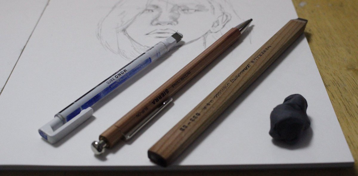 Iga 僕がどういう風に描いているか見てみたいというご要望が多かったので メイキングっぽく簡単に話していきます こんなような道具をつかって基本描きます 普通にhbと4bくらいの濃い鉛筆とあと練り消しゴム 消しゴムでも可 あと僕はスケッチング