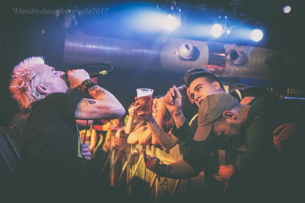 garajebeatclub's tweet photo. Nuestro amigo @DANIBIRDMAN nos envia estas geniales fotos que hizo  del concierto @gbhuk #loboshumanos y @Destrellados #punk #fotos #musica https://t.co/fvsUpkYRsf