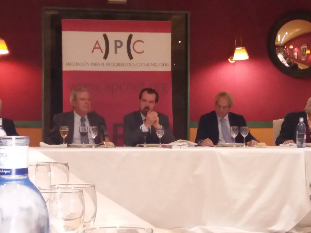 fundacion_fec's tweet photo. Almuerzo-Coloquio de @apcnet con @JesOrtizAl que nos presenta el libro "Comunicación Empresarial" https://t.co/yXt828GSSd