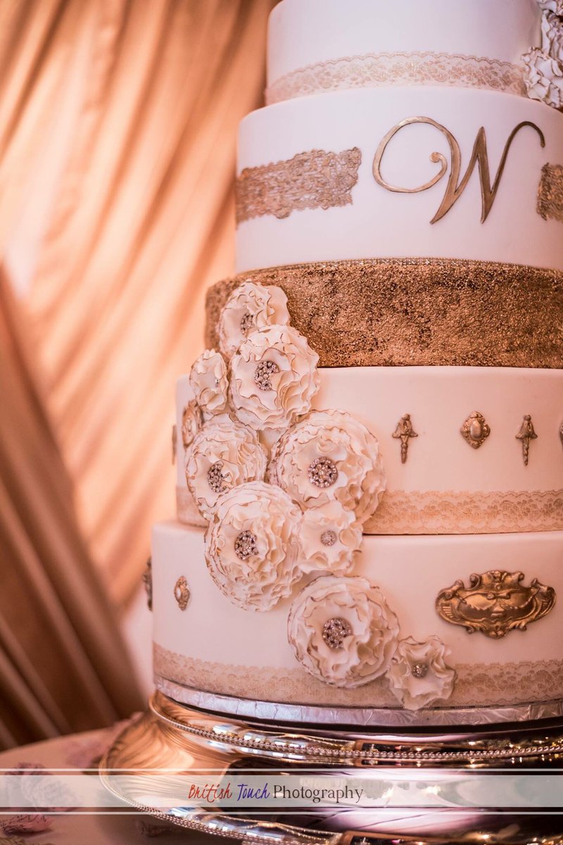 JustThinkCake's tweet photo. My own wedding cake pictures are coming in from our photographer! She was a beauty! https://t.co/9ONzibS9E4