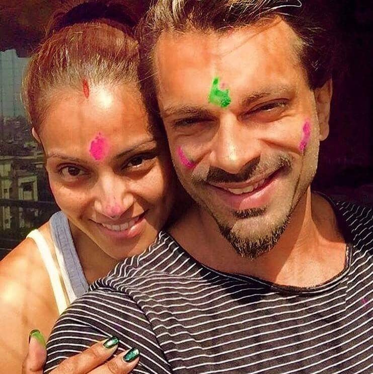 BuzzingTracks's tweet photo. #BuzzingHot @bipsluvurself and @Iamksgofficial share a lovely picture from their Holi celebrations .. https://t.co/FzULlZw8ZP