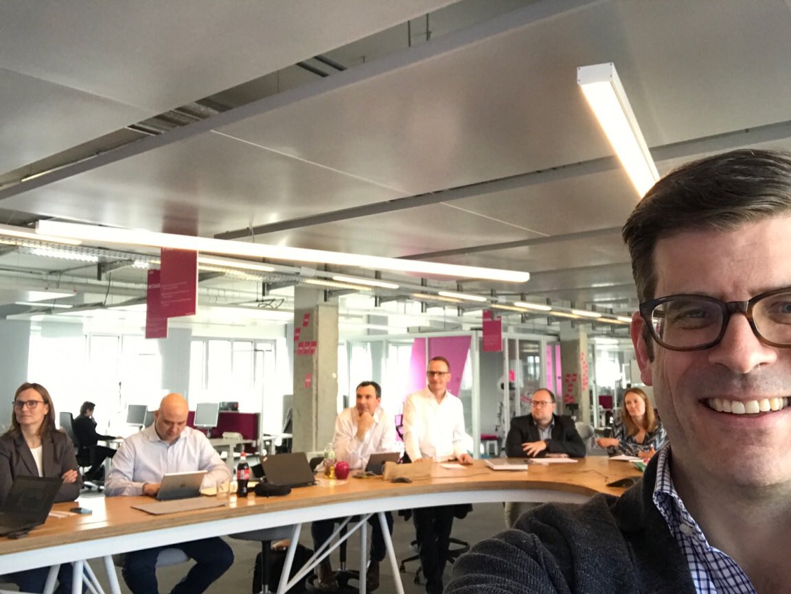 schindera's tweet photo. Guck mal wer da ist,@osanten! Die lass ich aus der #contentfactory nicht mehr raus...🤓Willkommen bei uns, liebe Kollegen von @siemens_press https://t.co/lpWBKvP6RN