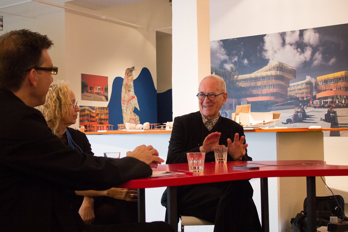 AMMcolourID's tweet photo. Oktober 2016 #AITSalon Köln - #amm_2017 mit #petercook im Gespräch über Farbstrategien in seiner Architektur #crabstudio #archigram #colour https://t.co/TY3Zg5YMtP