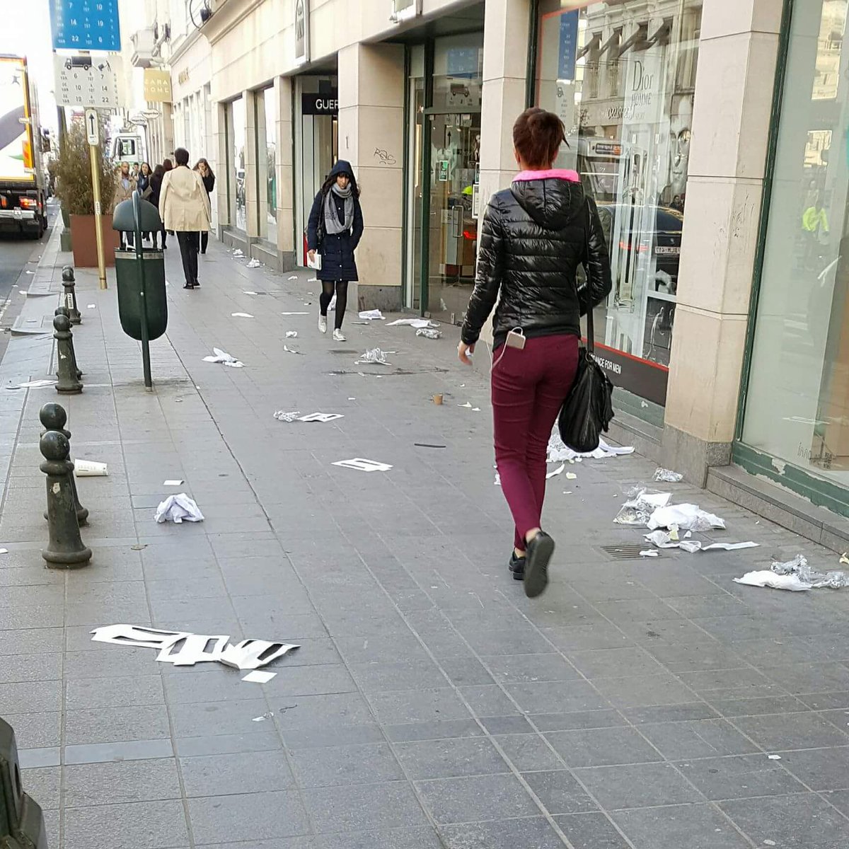 LeoNotHappy's tweet photo. C'est un peu comme les #océans. Si on ne fait rien, en 2050,il y aura plus de #déchets en rue que de #bruxellois. #LeoNotHappy #AvenueLouise https://t.co/PRyxp8NatO