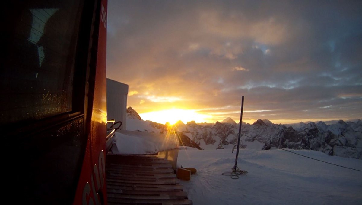 2ALPES's tweet photo. Bienvenue dans les #coulisses du domaine skiable des #2Alpes : embarquement immédiat dans une #dameuse :) 
>> https://t.co/DmoqSOWc0f https://t.co/lyGywtzb0U