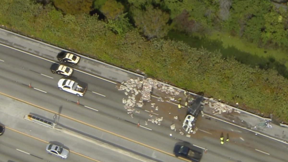 #TRAFFIC Box truck pulling trailer of mulch overturns on Florida's Turnpike bit.ly/2mISImL https://t.co/hPTNsmZ9GG