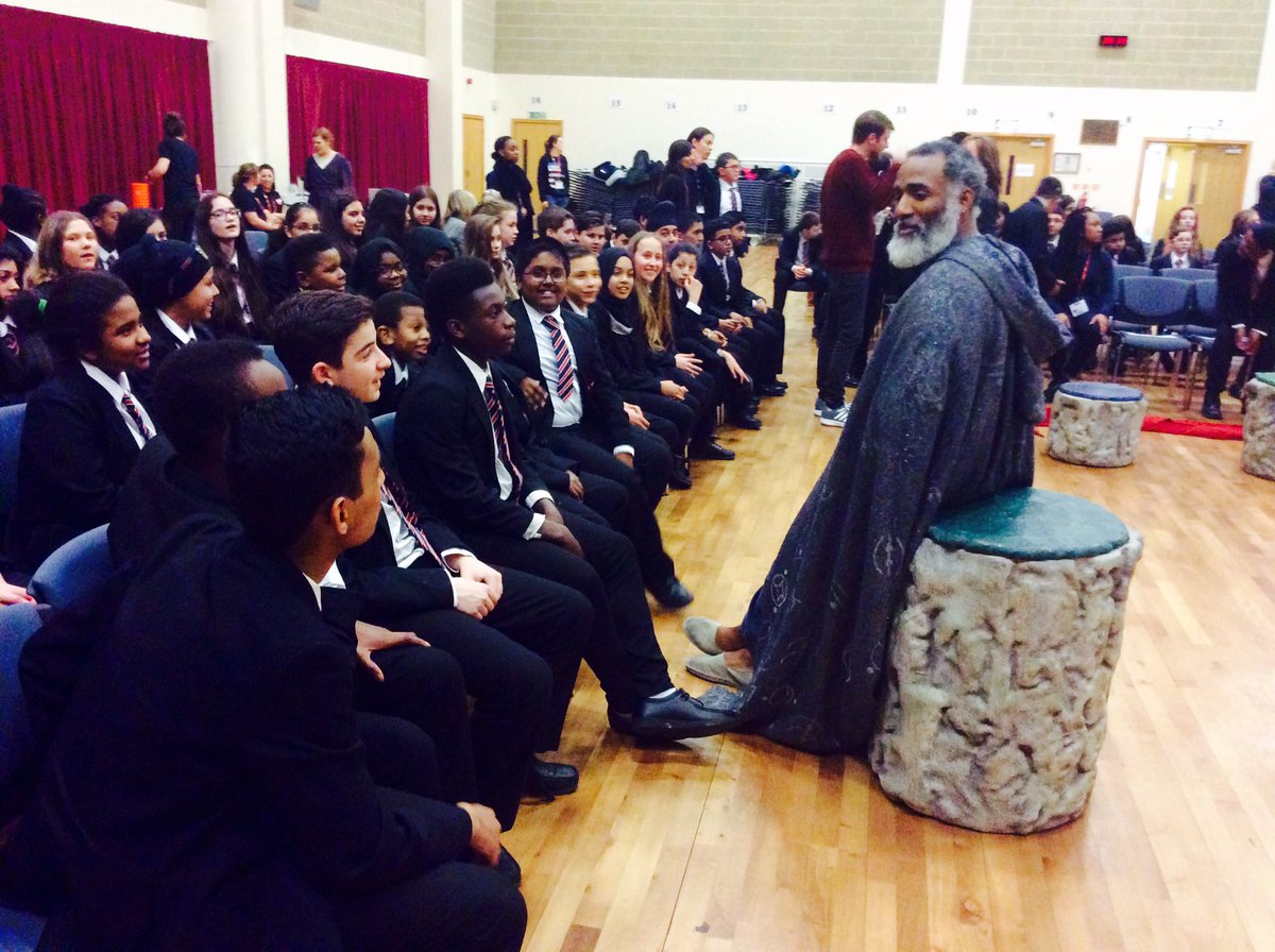 MsArk_English's tweet photo. Quick chat with Propsero before the show @EastburySchool thanks @RSC_Education #tempestFE for a great day of #firstencounters Shakespeare! https://t.co/9x2gKHoUup