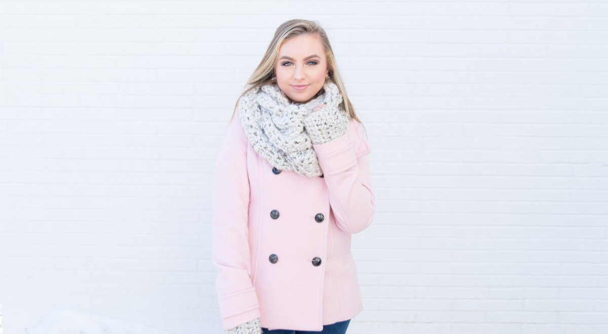 tswonderstruck_'s tweet photo. Hope you all are staying warm in this blizzard today! Nothing better than cozy @thetoppingtree knits 💕🌲❄️ Photo: Molly Elizabeth Photography https://t.co/zrhLi8fwLu