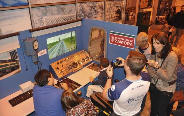 STrinidadZamora's tweet image. Próxima Estación : Sala de Informática. El simulador de una Locomotora de Visita en el Cole. #LearningDifferent!