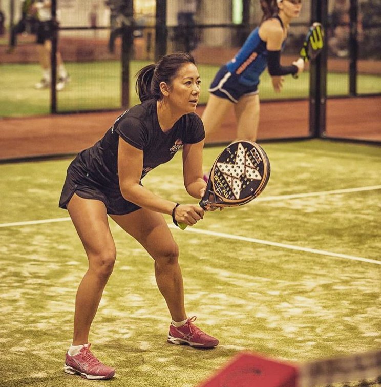 Check Antonette Anderson’s blog in English. In this article she gives basic tips for converting from tennis to padel bit.ly/2nm14z6
