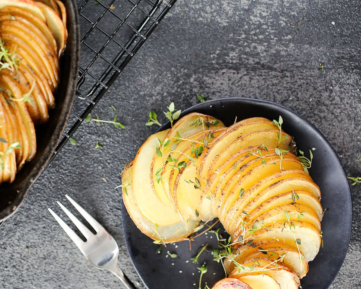 vbcblog's tweet photo. We could make small talk or we could hustle off to the kitchen to make these crispy herbed roasted potatoes.  👀  https://t.co/sLk3LDMF8h https://t.co/ZTOPd6iLEl