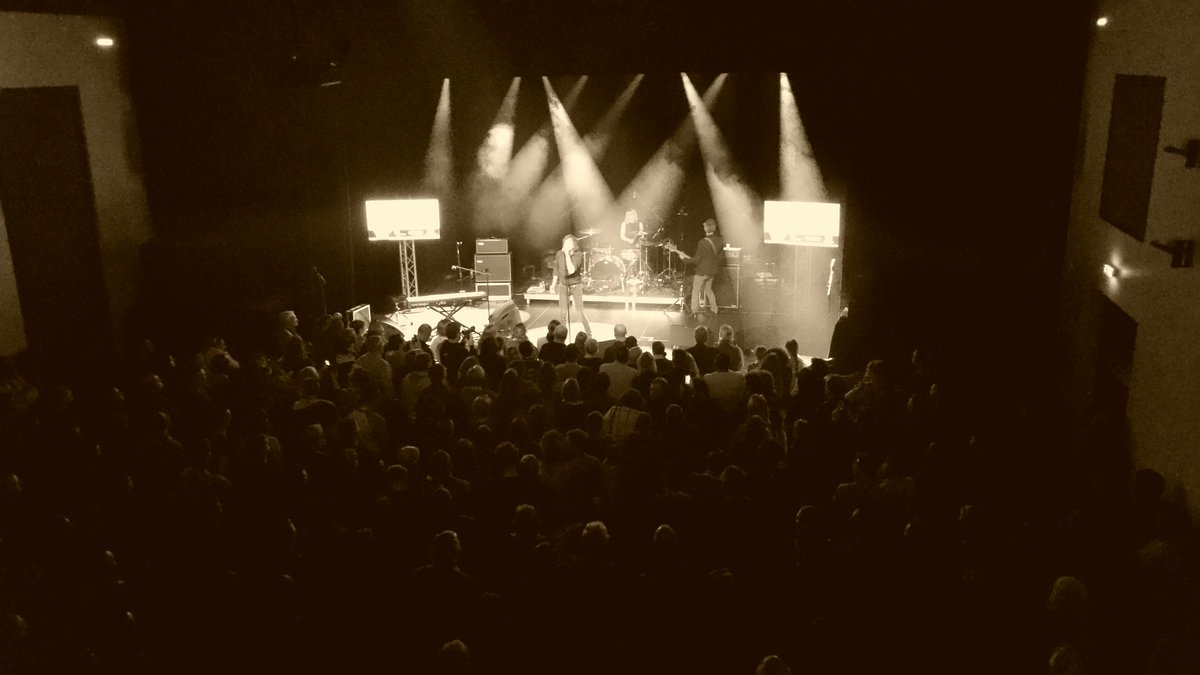 FlorianeBleas's tweet photo. Avec @caliofficiel pour le #ResonanceLive. Le bonheur, c'est... maintenant ! https://t.co/iZm7DtS7MN