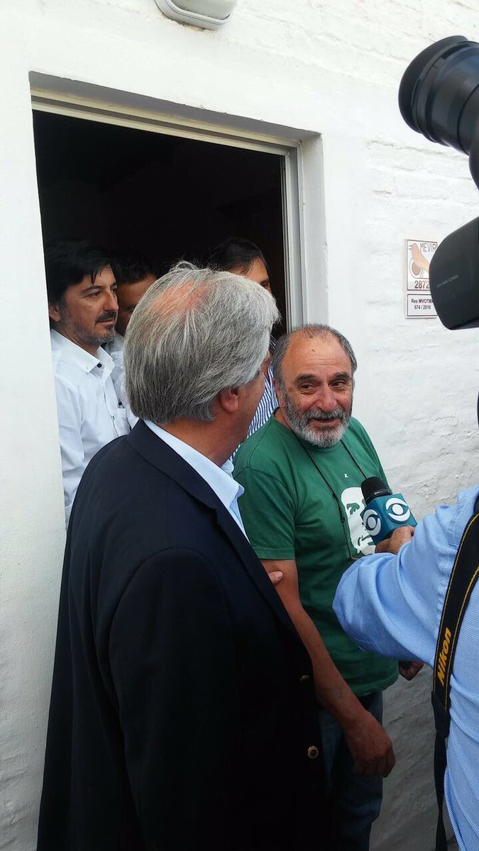 EnzoMalanCastro's tweet photo. Tras la visita del Presidente a Dolores, a un año del tornado, el cantautor Dino dijo que "gracias al Estado uruguayo tenemos una casa". https://t.co/h2jsqLHBfb