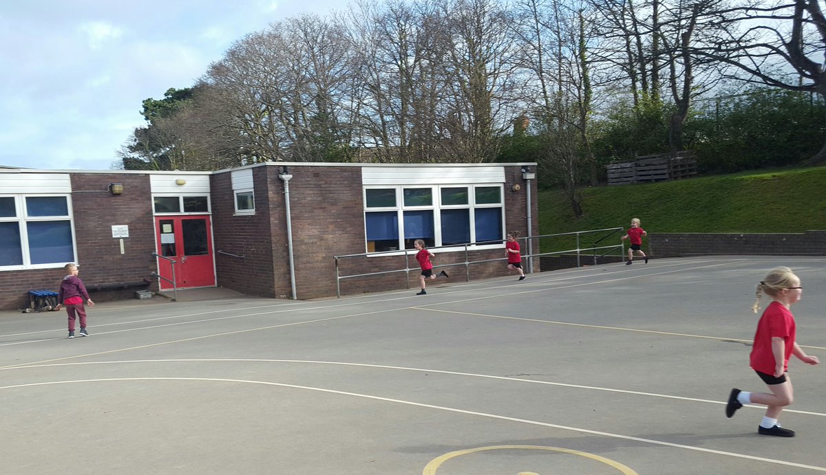 Ysgolbodalaw's tweet photo. Tywydd bendigedig i'r Dosbarth Derbyn yn gwneud Clwb Dal i Fynd heddiw. #rhedeg  #running #fitness #dalifynd https://t.co/vkdvCiqB7g