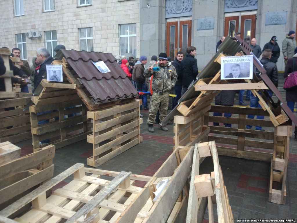 "Добровольческий Рух ОУН" в честь Дня украинского добровольца забросал офис компании Ахметова камнями и взрывпакетами - Цензор.НЕТ 9034