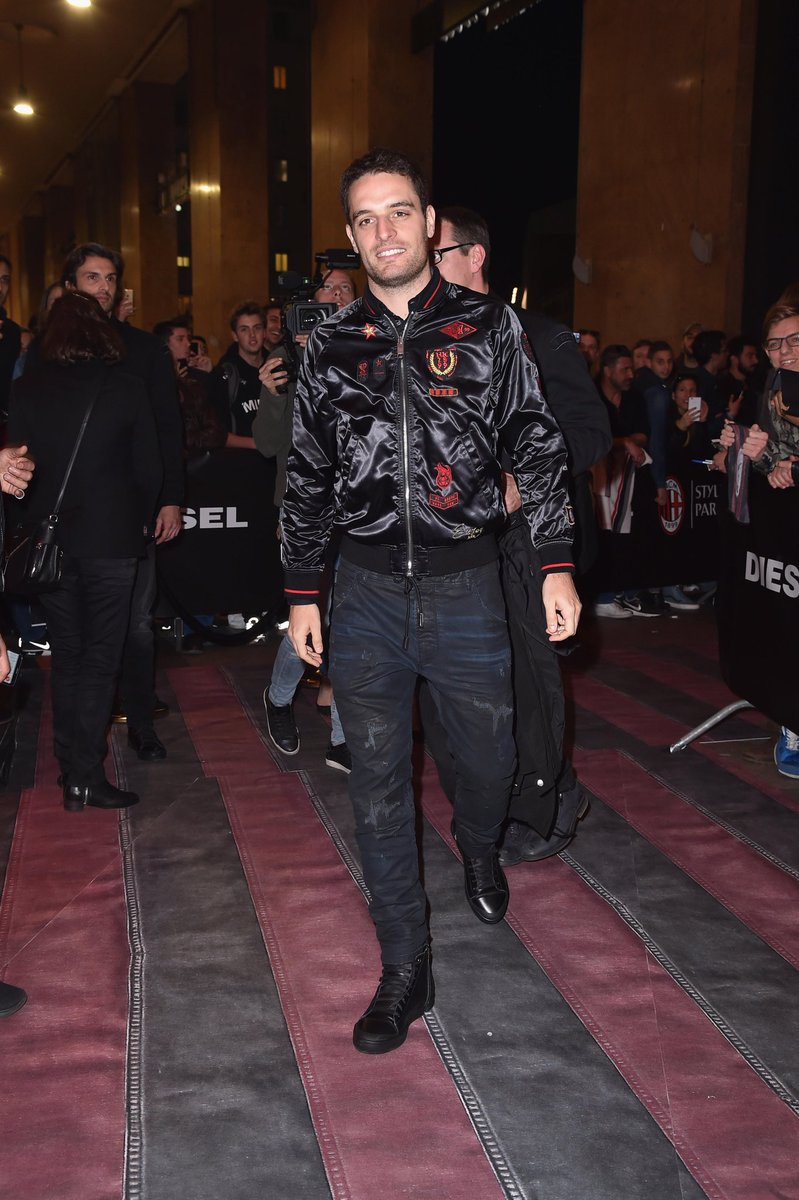 acmilan_zone's tweet photo. Événement @DIESEL ce soir pour les rossoneri. Le bon goût est mort ce soir. #StylePartners #Milan https://t.co/BMToNrv3WN