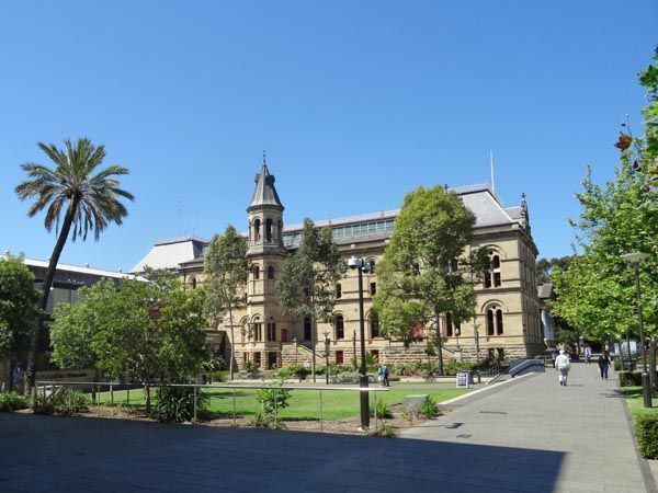 GlobalGrapevine's tweet photo. Heading to #Adelaide ? Check Out #LukeYates Top 5 Things To Do https://t.co/AnCFAZxENt #TravelTuesday #Australia https://t.co/BF02gORrbY