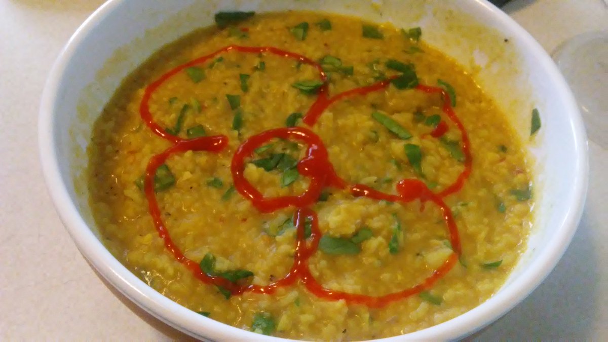 lovingdaiya1's tweet photo. Kitchari with potatoes, baby spinach and a big sriracha flower swirl! This stuff is such a great way to start the day! #Vegan #SuperStew💪 https://t.co/BrNNcZT9Yq