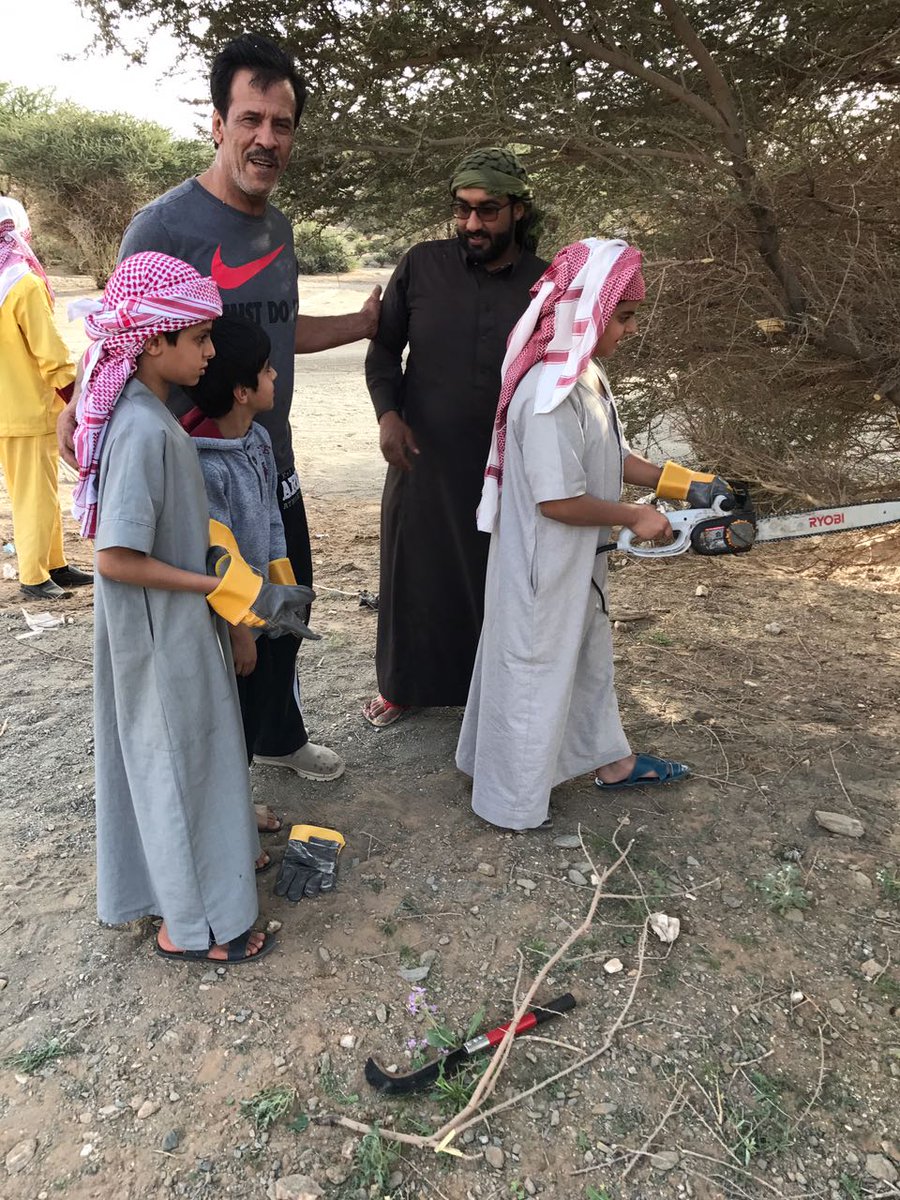 nmcx2500's tweet photo. شباب من الشعرا يقلمون اشجارمنتزه وديزيمه بمساعدة بلدية الدوادمي بيض الله وجيههم https://t.co/TewR1s0Wd0