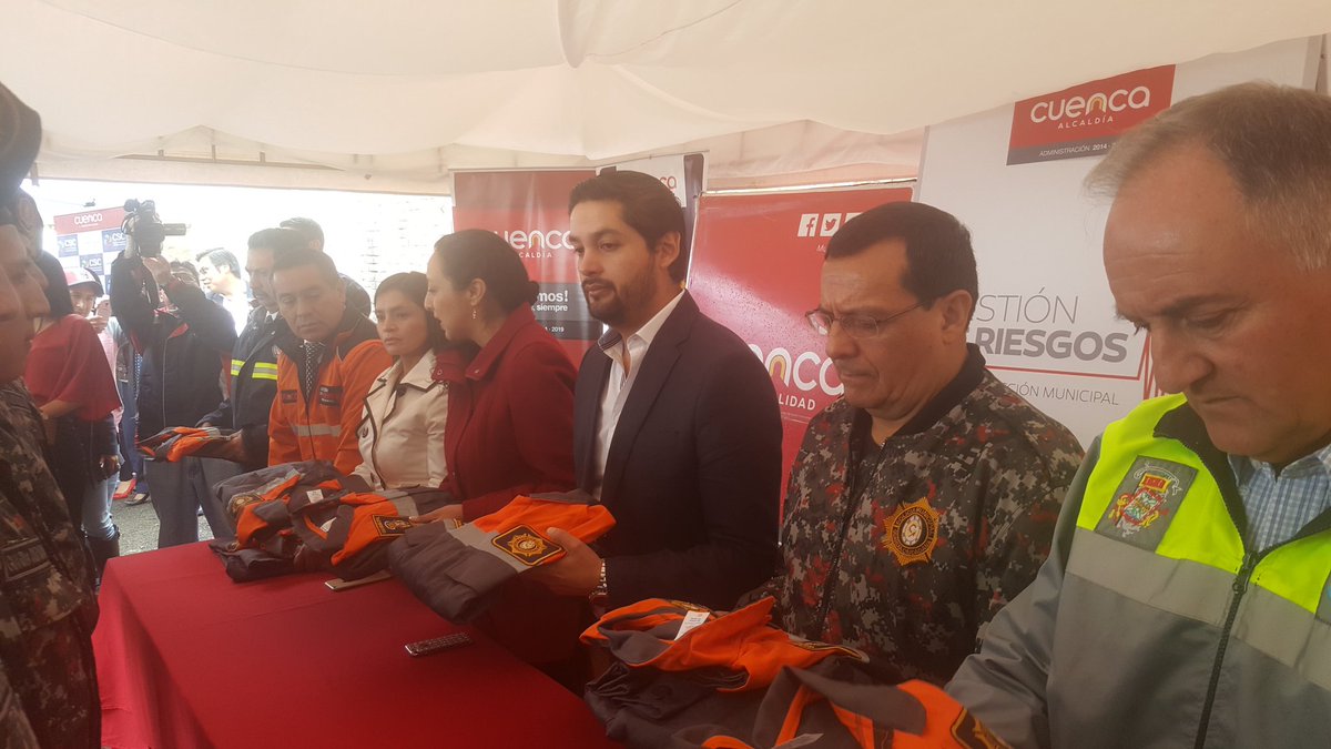 GuardiaCuenca's tweet photo. Hoy agradecemos la entrega del equipo de protección personal para el combate en incendios forestales por parte de @RiesgosGADCue https://t.co/u6vihb1oGc
