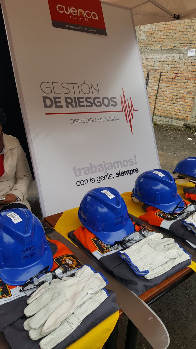 GuardiaCuenca's tweet photo. Hoy agradecemos la entrega del equipo de protección personal para el combate en incendios forestales por parte de @RiesgosGADCue https://t.co/u6vihb1oGc