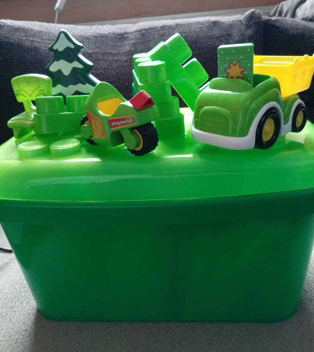 Erya62's tweet photo. @REDbySFR Aller ma fille participe avec ses jouets lol #SaintPatrick #REDefis https://t.co/Fhng35d6ex