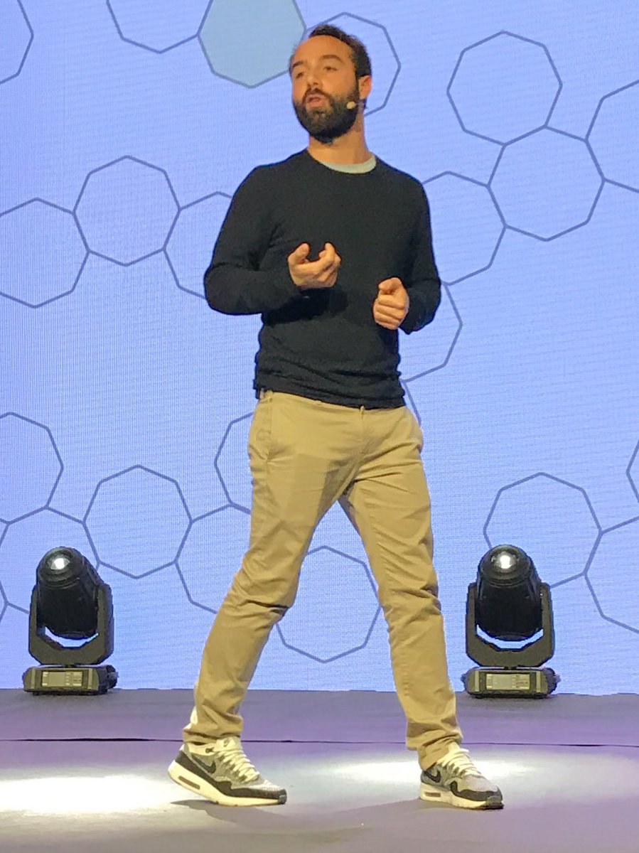 jfkn's tweet photo. Keynote de @StephaneMallard au @comenorday #CEOD2017 #AI Vers le conversationnel avec les machines, par entraînement. Vers l'unification. https://t.co/2K5wZNJchZ