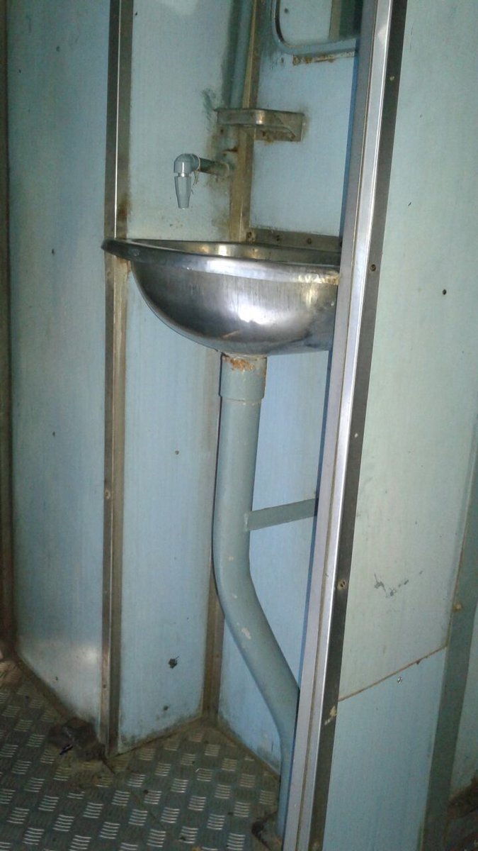 srdme_hyb's tweet photo. @drmhyb @RailMinIndia @rocky_1816 @IR_EDMECHG Inconvenience caused is deeply regretted. Dust bin provided to said coach. photos before/after https://t.co/IBqS8kkaqI