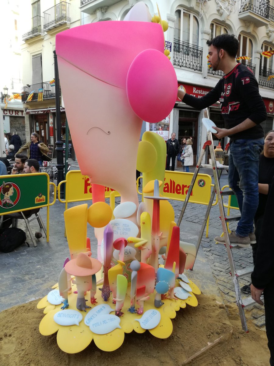 UnNouParot's tweet photo. Ricard Balanzá en plena acció a la Falla Doctor Collado #Falles17 #Falles #Plantà17 https://t.co/NqxDe7WvZQ