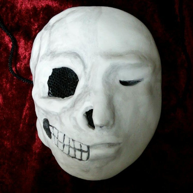 お化け工房 顔の半分骸骨のお面作りました 紙粘土で裏に布を木工用ボンドではって補強 表面やすりで削って滑らかにしてからつや消しニスを塗って表面保護 目と鼻の穴は100均のメッシュポーチのメッシュ T Co Cbgirfiwou Twitter