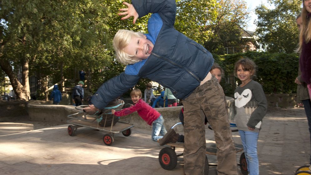 Laat kinderen lekker buitenspelen wanneer dat kan! Het is goed voor de gezondheid en ontwikkeling! gratisbewegen.nl