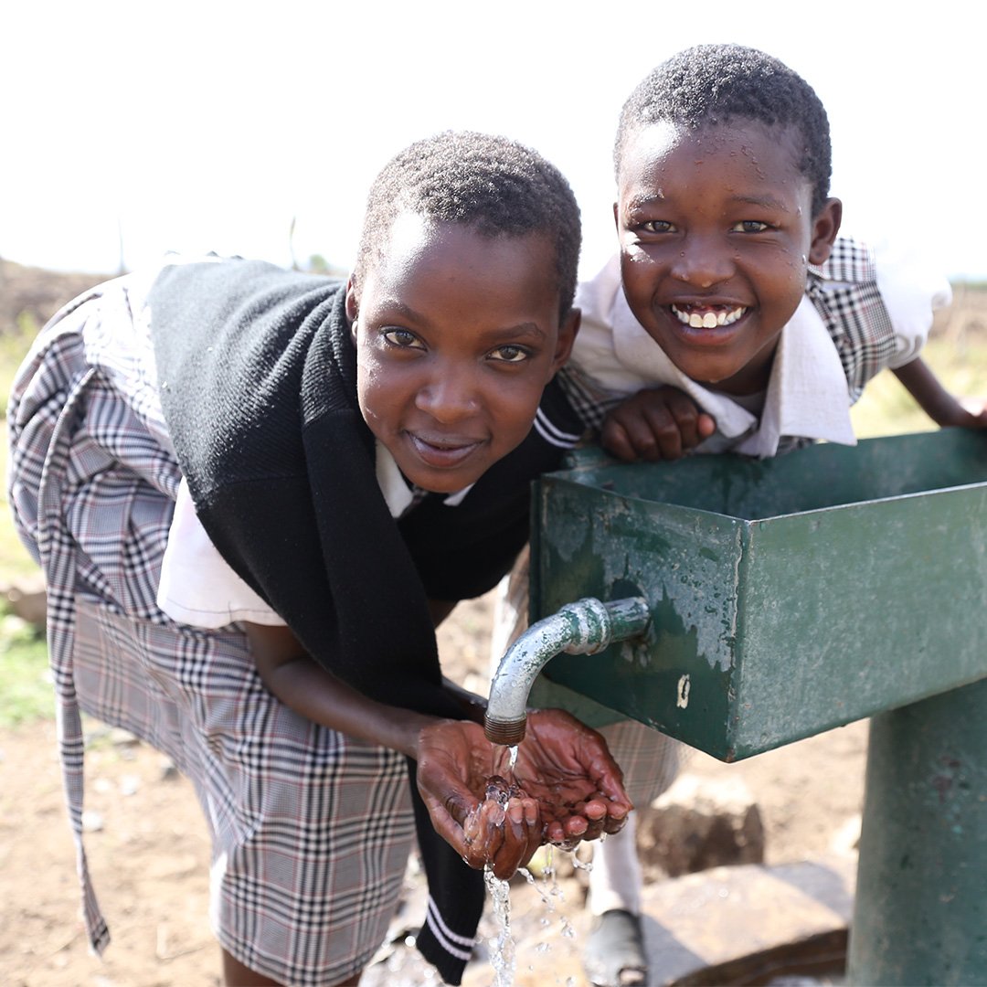 WEMovement's tweet photo. This #WorldWaterDay, our goal is to improve access to clean water for 800 people around the 🌍. Donate: https://t.co/GQX4E2ZVey #WEareMakers https://t.co/Y8VCP4rVaY