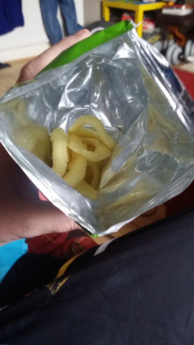 theechotavern's tweet photo. @GoldenWonderUK Count em - SEVEN! whole Ringos in the pack I just opened. #stilltastedgreat #cheesenonionringos https://t.co/jE2CRBcb5E