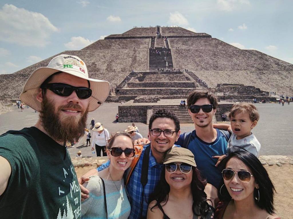 roxyintransit's tweet photo. Mi familia. ❤️ #pyramidofthesun #aztecruins #nicopaz #squad https://t.co/t7Wx4iF7J9 https://t.co/Wfc7wYdAUt