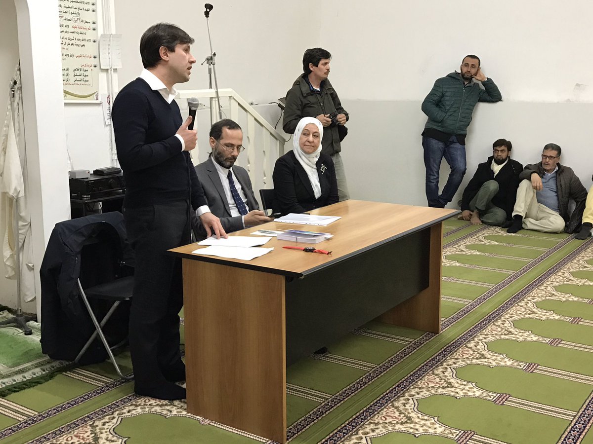 giobettarini's tweet photo. Il #sindaco @DarioNardella  racconta la #costituzione italiana nell'incontro con la #ComunitàIslamica e @ElzirI. https://t.co/eMDV7wVpJ6