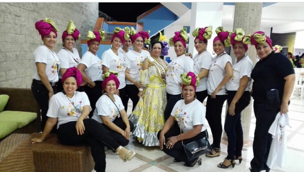 endulzando2011's tweet photo. Imposición de banda a la reina central del carnaval y a nuestra reina Hilda María! #endulzandoelcarnaval  #carnaval #laguajira #riohacha https://t.co/Yo0XtZuZp5