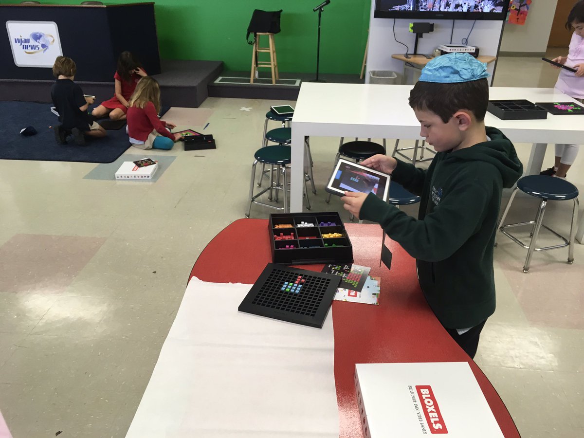 jessicasugiuchi's tweet photo. Game design with Bloxels! #JAO, #JAOiLab, #bloxelsbuilder https://t.co/WW79M0vvbi