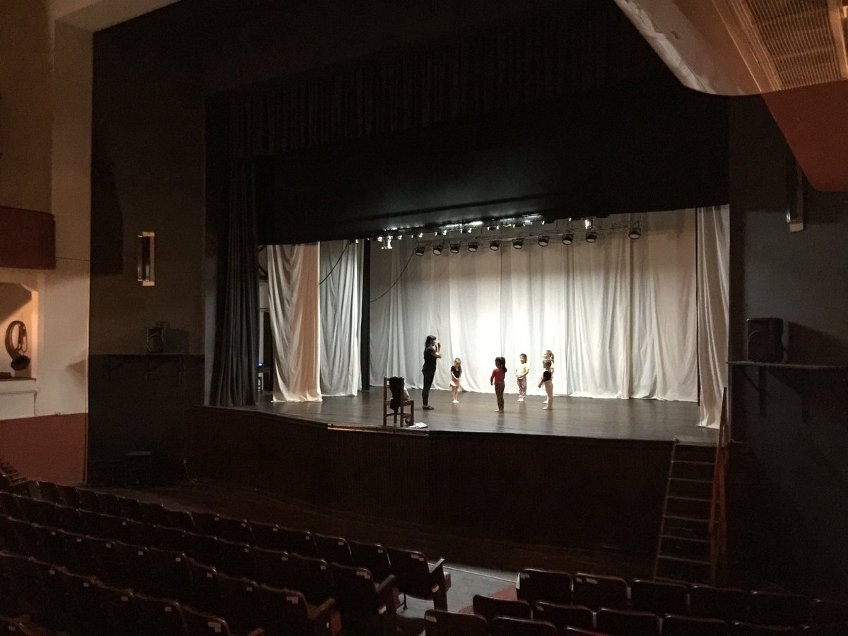 ernesto_talvi's tweet photo. "La cultura es el engrudo de lo que somos". En el teatro y la casa de la cultura de Treinta y Tres. Un tesoro escondido https://t.co/huhZdKQCBT