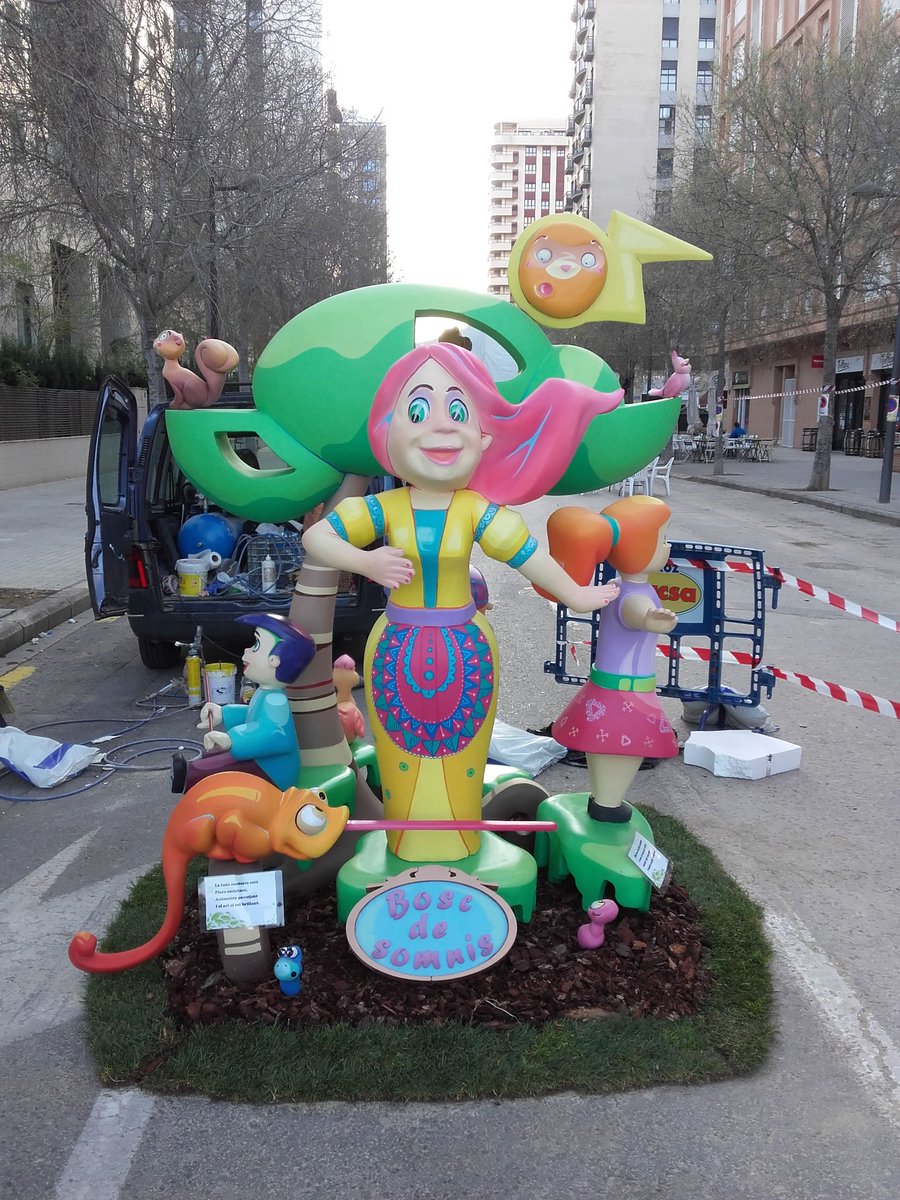 gotesdefoc's tweet photo. Gotes de foc en els honorables #Planta17 #fallesunesco #Fallas2017 #falles2017 @MalaltdeFalles @PlanetFallas @BDFallas @CendraDigital https://t.co/zUQtqqwIei