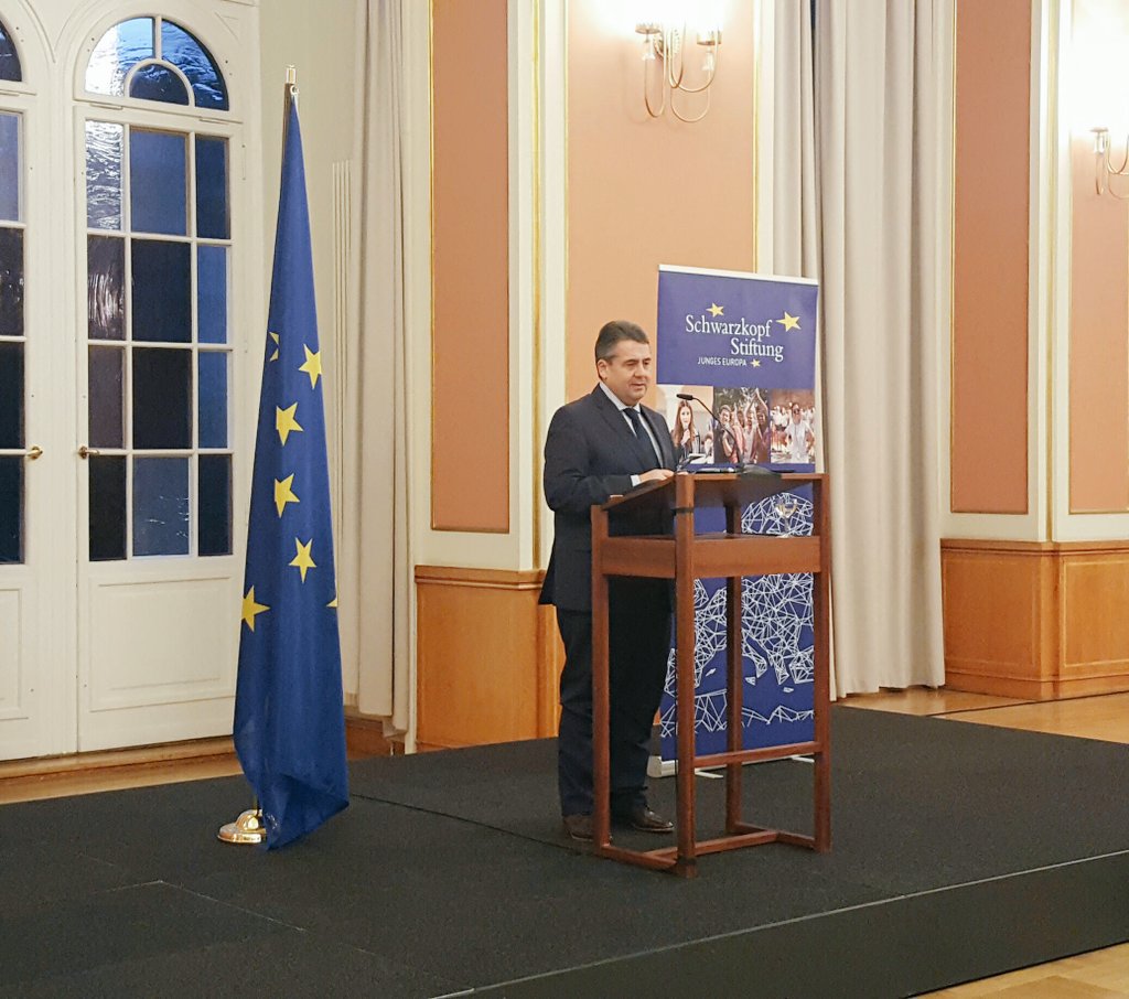 SchwarzkopfStfg's tweet photo. "Wandel durch Annäherung, nicht umkegehrt", beschreibt @sigmargabriel @AuswaertigesAmt die Politik von Egon Bahr #SFdebates https://t.co/I2OIVwPFNT
