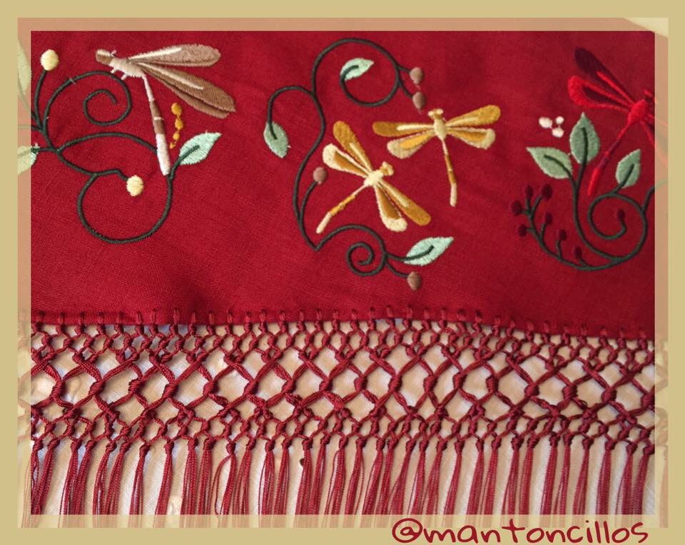 Estás libélulas nos tienes enamoradas!!! #detalles #flamenca #Feria2017 #enrejado #bordado #mantoncillo