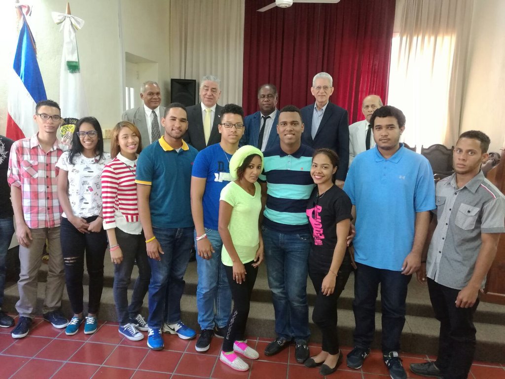 VPartido's tweet photo. Líder de V República @sotojimenezv Participa en Conversatorio en la Academia Dominicana de la Lengua @verasjjj @FlorPiantini  @luchy1017 https://t.co/c8kvPn41np