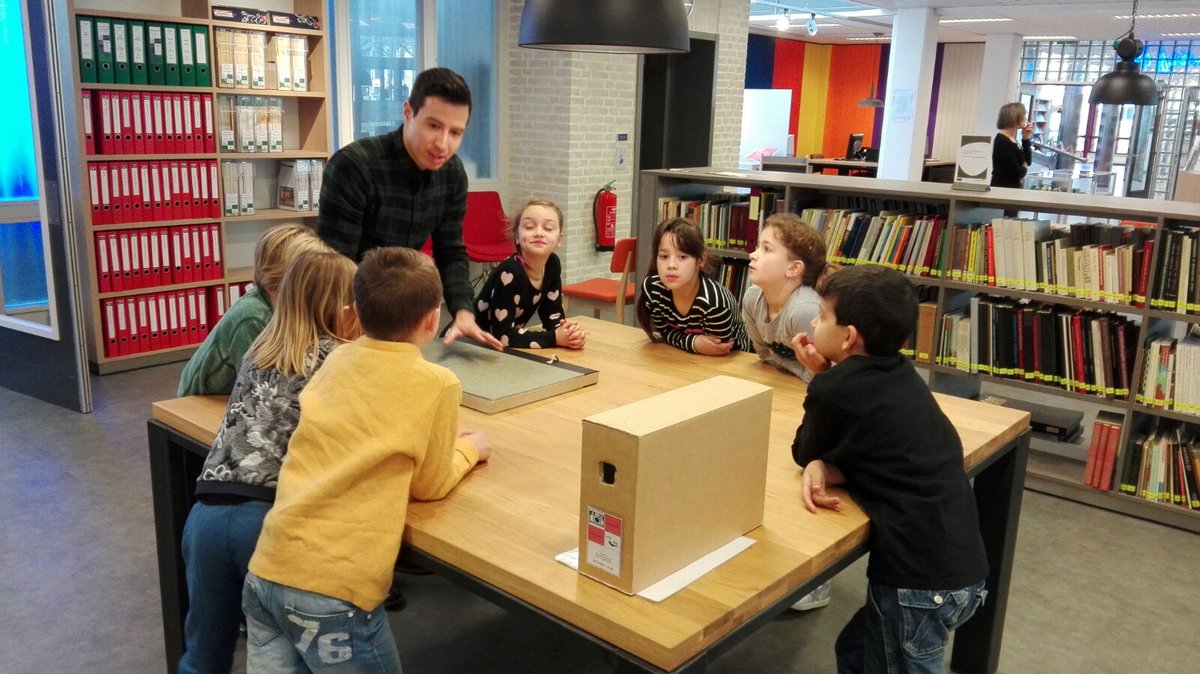 Groep 4 mocht vanmiddag een kijkje nemen in het stadsarchief van Oss! <a href="/OKVOOss/">OKVO Oss</a> <a href="/Muzelinck/">Muzelinck</a> @BibliotheekOss @skbo_oss