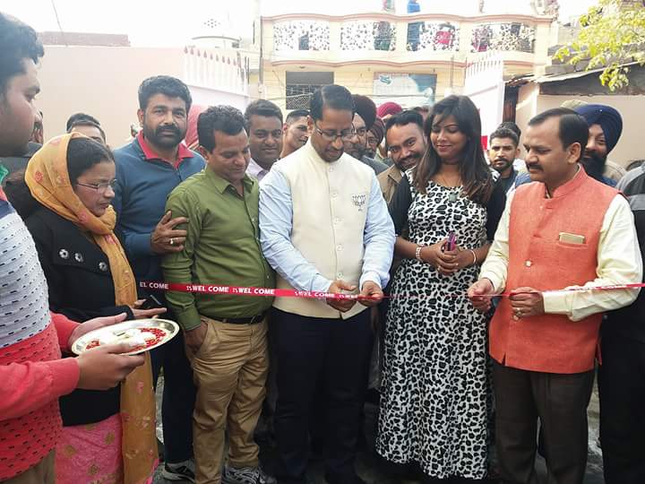 SimranSam11's tweet image. Celebrating Christmas 🎄 day with my favorite minister @bjpaniljoshi