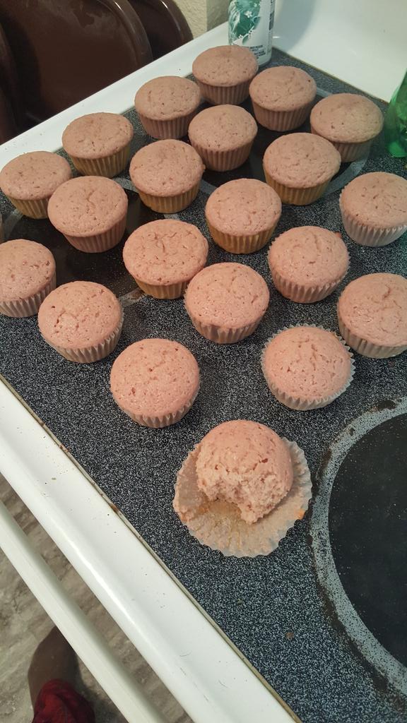 MowmasterLP's tweet image. For starters today I made cupcakes, and they are daym good! #RaspberryCupcakes